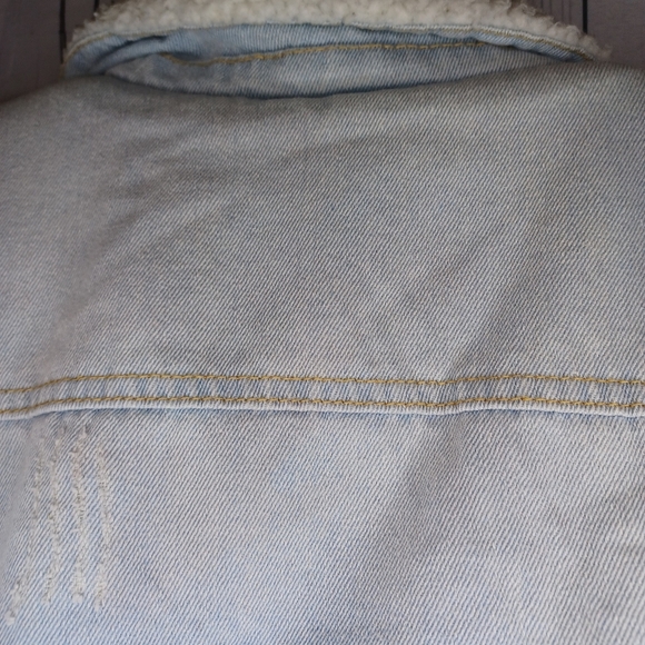 Ashley Vintage Charm Lightwash Distressed Denim Trucker Jacket Sherpa Lined - Picture 13 of 13